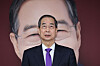Han Duck-soo speaks during an emergency press conference at his campaign office in Yeouido, western Seoul on May 7. [NEWS1]
