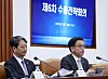 Acting President and Minister of Economy and Finance Choi Sang-mok, right, speaks during an export strategy meeting, with Industry Minister Ahn Duk-geun to his right at the government complex in central Seoul on Feb. 19. [JOINT PRESS CORPS]