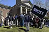 Students, faculty and members of the Harvard University community rally on April 17 in Cambridge, Massachusettes. [AP/YONHAP]