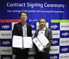 Paldo Chief Executive Officer Kwon Sung-kyun, left and his Indomarco counterpart, Joedianto Soejonopoetro, pose for a photo on April 28. [YONHAP]