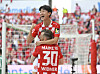 Mainz's Lee Jae-sung celebrates with teammate Silvan Widmer during a Bundesliga match in Mainz, Germany on Saturday.  [AP/YONHAP]