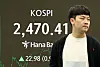 Kospi trading is seen on a screen in a dealing room at Hana Bank in central Seoul on April 17. [YONHAP]