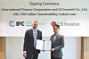 Park Ji-hwan, chief financial officer of LG Innotek at right, and Carsten Mueller, director of manufacturing, agribusiness and services Asia at the International Finance Corporation (IFC), pose for photos after signing a deal to grant LG Innotek the IFC's Sustainability Linked Loan (SLL) in Gangseo District, western Seoul. [LG INNOTEK]