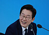 President Lee Jae Myung listens to an attendant's remarks during a debate at the National Science Museum in the central city of Daejeon on Nov. 7, 2025. [JOINT PRESS CORPS]