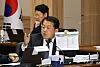 Democratic Party Rep. Kim Byung-joo asks questions at the Korean military during the National Assembly audit on Tuesday. [YONHAP]