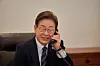 President Lee Jae-myung speaks to Japanese Prime Minister Shigeru Ishiba in a phone call on June 9 at the presidential office in Yongsan, central Seoul. [PRESIDENTIAL OFFICE]