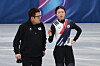 Korean short track speed skater Shim Suk-hee, right, chats with her coach, Byun Woo-ok, during a training session at Milano Ice Skating Arena in Milan on Feb. 2. [YONHAP]