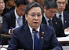 Yoon Young-bin, the head of the Korea AeroSpace Administration, speaks during a policy briefing with President Lee Jae Myung held in the central administrative city of Sejong on Dec. 12. [YONHAP]