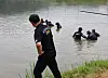 Police conduct an underwater search operation on June 13 at a reservoir in Gangnae-myeon, Cheongju, North Chungcheong, near the forested area where a man accused of stalking and murder was last seen. The manhunt entered its fourth day that day. [YONHAP]