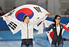 Speed skaters Kim Min-sun and Lee Na-hyun celebrate after finishing the women's 500-meter race in Harbin, China on Feb. 9. [YONHAP]