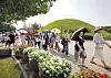 Students tour the Daereungwon Tomb Complex on July 3. [PARK SANG-MOON]