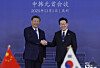 Korean President Lee Jae Myung, right, shakes hands with Chinese President Xi Jinping during their bilateral summit at the Gyeongju National Museum in Gyeongju, North Gyeongsang, on Nov. 1. [JOINT PRESS CORPS]