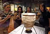Students take pictures of a comb ceramic work displayed at the Gyeongju National Museum during a tour on July 3. [PARK SANG-MOON]