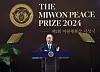 Former UN Secretary-General Ban Ki-moon delivers his acceptance speech for the inaugural Miwon Peace Prize presented to The Elders at Kyung Hee University's Peace Hall in Dongdaemun District, eastern Seoul, on Friday. [PARK SANG-MOON]