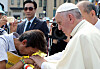 Pope Francis comforts Kim Young-oh, father of a Sewol ferry victim, during a car parade at Gwanghwamun Square in Seoul on Aug. 16, 2014. [JOINT PRESS CORPS]