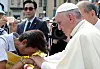Pope Francis comforts Kim Young-oh, father of a Sewol ferry victim, during a car parade at Gwanghwamun Square in Seoul on Aug. 16, 2014. [JOINT PRESS CORPS]