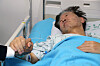 Democratic Party (DP) leader Lee Jae-myung holds the hand of DP floor leader Park Kwang-on at a hospital in Jungnang District, eastern Seoul, on Thursday morning. Lee has been on an intravenous drip since Monday, when he was admitted for treatment in the middle of his ongoing hunger strike. [YONHAP]