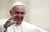 Pope Francis waves as he arrives to lead the weekly audience in Saint Peter's Square at the Vatican, October 21, 2015. [REUTERS/YONHAP]