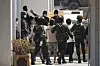 Thai soldiers provide security for Indonesian nationals being sent home after being forced to work at scam centers in eastern Myanmar in Mae Sot, Thailand on Feb. 27. [AP/YONHAP]