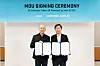 Samsung Display’s executive vice president Lee Ho-joong, right, and Intel’s general manager of Client Computing Group’s Client Segments David Feng pose for the camera at a signing ceremony held at Samsung Display Research in Gyeonggi on Feb. 21. [SAMSUNG DISPLAY]