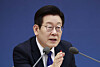 President Lee Jae Myung speaks during a policy briefing by the Ministry of Health and Welfare and the Ministry of Food and Drug Safety at the Sejong Convention Center on Dec. 16. [JOINT PRESS CORPS]