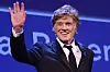 This photo taken on Sept. 1, 2017 shows actor Robert Redford wave after receiving the Golden Lions For Lifetime Achievement Awards during a ceremony at the 74th Venice Film Festival at Venice Lido. [AFP/YONHAP]