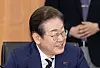 Lee Jae-myung, a primary candidate of the Democratic Party, smiles during a policy meeting on revitalizing the capital market held at the Korea Financial Investment Association in western Seoul on April 21. [NEWS1]