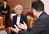 Former Foreign Minister Kang Kyung-wha, center, meets with National Assembly Speaker Woo Won-shik at the National Assembly on Sept. 29. [YONHAP]