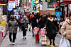 Foreign tourists are seen on the streets of Myeongdong in central Seoul on Feb. 24. [NEWS1]