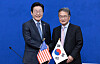 Rep. Lee Jae-myung of the Democratic Party, left, shakes hands with acting U.S. Ambassador to Korea Joseph Yun at the National Assembly in Yeouido, western Seoul, on Jan. 22. [NEWS1]