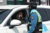 A driver complies to a police officer at a drunk driving checkpoint in Jeju on April 10. [NEWS1]
