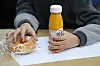 An elementary school student gets bread and juice instead of a proper meal in Daegu on Friday after a strike by a labor union representing irregular workers, including those who handle meals at schools. [YONHAP]