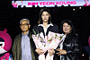 Kim Yeon-koung, center, poses for photos with her parents at her retirement ceremony at Incheon Samsan World Gymnasium in Incheon on Oct. 18. [NEWS1]