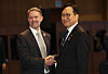 Korean Minister for Trade Cheong In-kyo, right, and Jamieson Greer, U.S. trade representative (USTR), left, shake hands during the Asia-Pacific Economic Cooperation (APEC) trade ministers’ meeting in Jeju on May 15. [NEWS1]
