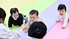 Babies crawl to their parents at the Daegu Baby and Kids Fair held in Buk District, Dageu, on March 7. [NEWS1]