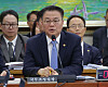 Bang Ki-sun, minister of the Office for Government Policy Coordination, attends a parliamentary session at the National Assembly in western Seoul on April 28. [YONHAP]