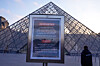 A board advises opening delays outside the pyramid of the Louvre museum as workers at the Louvre will vote to go on strike or continue talks with the government after months of mounting pressure on the world's most visited museum, on Dec. 15, 2025 in Paris. [AP/YONHAP]