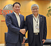 SK Group Chairman Chey Tae-won, left, shakes hands with TSMC Chairman and CEO Che Chia Wei at the Taiwanese foundry's headquarters in Tapei, Taiwan, on June 6, 2024. [SK GROUP]