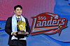 Noh Kyung-eun of the SSG Landers poses with a trophy after being named Reliever of the Year at the Real Glove Awards ceremony at Grand Walkerhill Seoul hotel in Gwangjin District, eastern Seoul, on Dec. 1. [YONHAP]