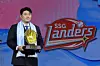 Noh Kyung-eun of the SSG Landers poses with a trophy after being named Reliever of the Year at the Real Glove Awards ceremony at Grand Walkerhill Seoul hotel in Gwangjin District, eastern Seoul, on Dec. 1. [YONHAP]