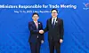 Korea’s Minister for Trade Cheong In-kyo, right, and Li Chenggang, China’s vice minister of commerce and international trade negotiator, shake hands after a meeting on the sidelines of the Asia-Pacific Economic Cooperation trade ministers’ meeting in Jeju on May 15. [NEWS1]