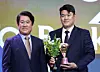 Noh Kyung-eun of the SSG Landers, right, poses after being recognized for leading the KBO league in holds during the 2025 season, at the 2025 Shinhan SOL Bank KBO Awards ceremony at Lotte Hotel World in southern Seoul’s Songpa District on Nov. 24. [YONHAP]