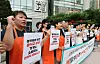 Restaurant owners listed on delivery app Baedal Minjok protest the platform's commission hike in front of operator Woowa Brothers' offices in Songpa District, southern Seoul, on Aug. 7, 2024. [NEWS1]