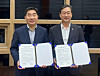 Sunchon National University President Lee Byung-woon, left, and Mokpo National University President Song Ha-cheol pose for a photo after signing an agreement to merge by March 2026. [MOKPO NATIONAL UNIVERSITY]