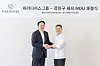 Paradise Group CEO Choi Jong-hwan, left, and Mingles chef Kang Min-goo pose for the cameras after signing an MOU at the group's headquarters in Jung District, central Seoul, on Friday. [PARADISE GROUP]