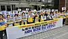Homeplus' labor union members hold a protest outside the MBK office in central Seoul on May 12. [YONHAP]