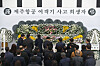 Citizens pay their respects to the victims of the Jeju Air crash at a joint memorial set up at the Olympic Memorial Judo Center in Daegu on Dec. 31. [NEWS1]