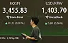 A screen in Hana Bank's trading room in central Seoul on Oct. 1 shows the Kospi closing at 3,455.83 points, up 15.3 points, or 0.44 percent, from the previous trading session of 3,440.53. [YONHAP]