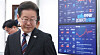 Democratic Party leader Lee Jae-myung leaves after attending the party's supreme council meeting at the National Assembly in Yeouido, western Seoul, on Wednesday. [NEWS1]