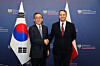 Korean Foreign Minister Cho Tae-yul, left, and Polish Foreign Minister Radosław Sikorski pose for a commemorative photo during their meeting in Warsaw, Poland, on March 5. [MINISTRY OF FOREIGN AFFAIRS]
